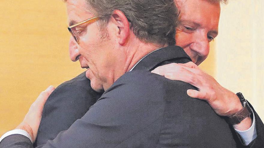 Feijóo abraza a Rueda el día en que dimitió como presidente de la Xunta.   | // XOÁN ÁLVAREZ