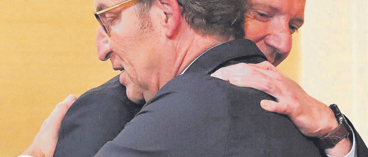 Feijóo abraza a Rueda el día en que dimitió como presidente de la Xunta.   | // XOÁN ÁLVAREZ