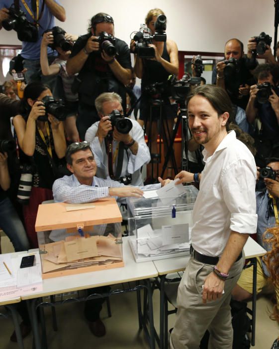 El candidato de Unidos Podemos a la presidencia del Gobierno, Pablo Iglesias, vota en el instituto Tirso de Molina de Madrid. EFE/Ballesteros