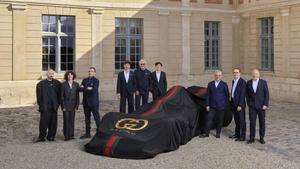 De izquierda a derecha: Demna, director artístico de Gucci; Francesca Bellettini, CEO de Gucci; Philippe Krief, CEO de Alpine; Pierre Gasly, piloto de Alpine F1; Flavio Briatore, asesor ejecutivo de Alpine Formula One Team; Franco Colapinto, piloto de Alpine F1; Luca de Meo, CEO de Kering; François Provost, CEO de Renault Group; François-Henri Pinault, presidente de Kering.