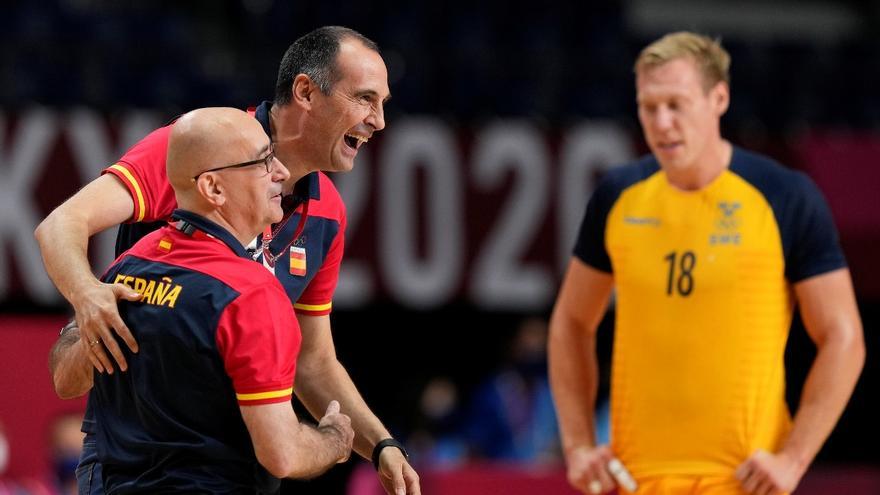 César Montes abraza a Jordi Ribera tras la victoria ante Egipto.