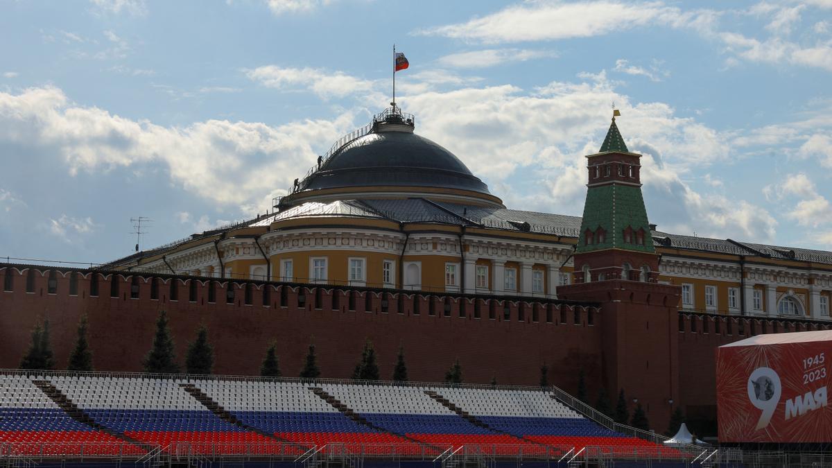 People gather on the dome of the Kremlin Senate building in central Moscow