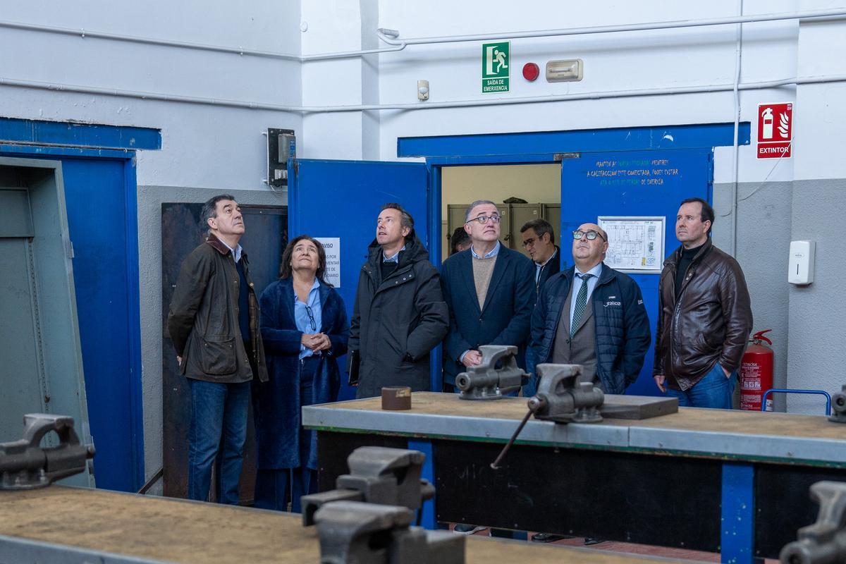 Román Rodríguez y Ana Ortiz, durante la visita al CIFP Valentín Paz Andrade.