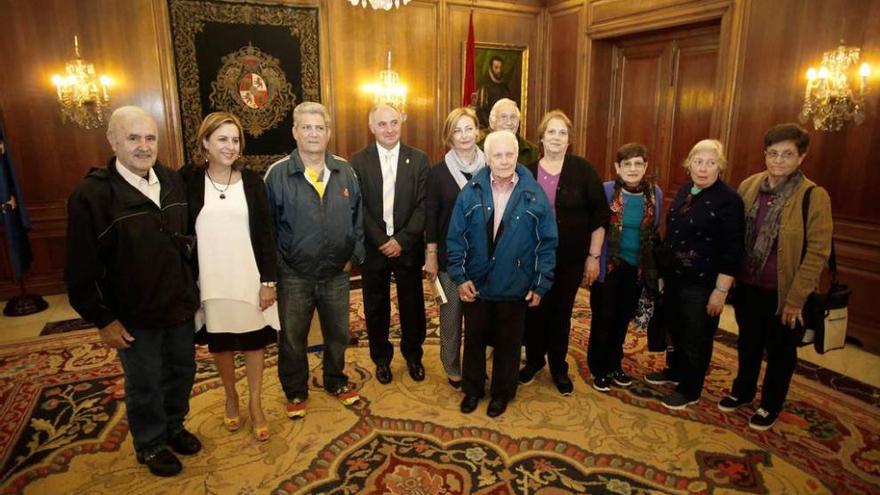 Los integrantes de la operación &quot;Añoranza&quot;, ayer, en el Ayuntamiento de Avilés con la Alcaldesa.