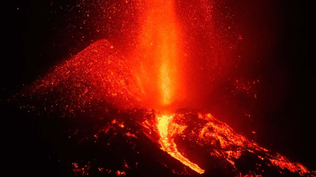 El cono del volcán de La Palma se derrumba parcialmente y aumenta la actividad efusiva
