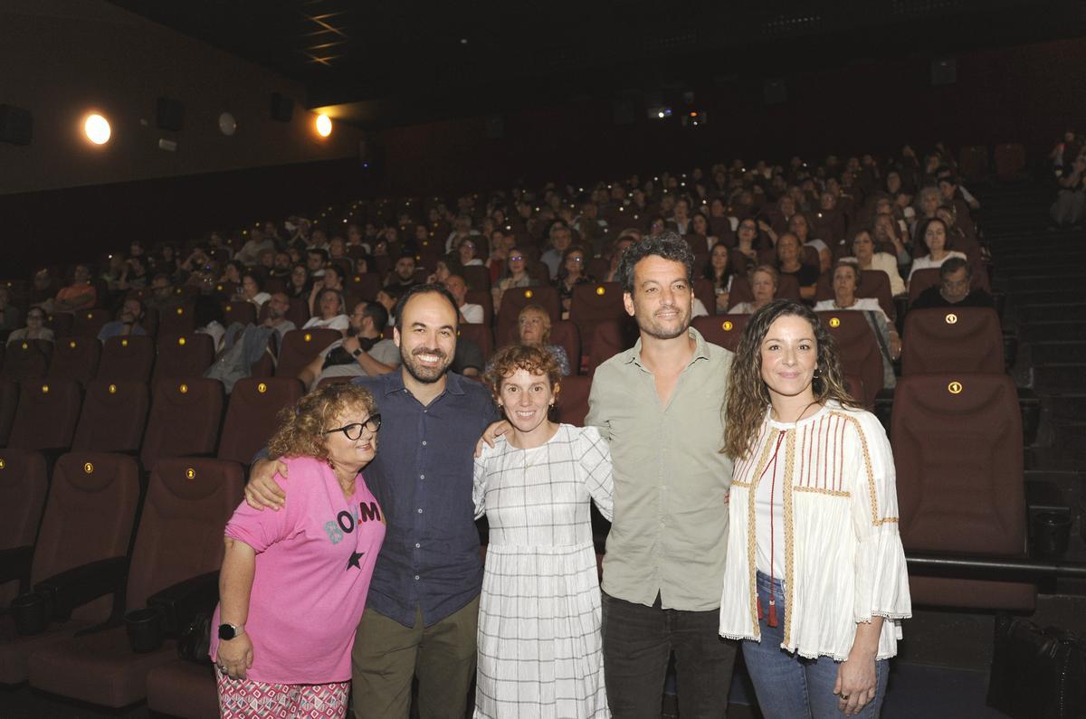 Actrices, director y productor con la concejala de Cultura.