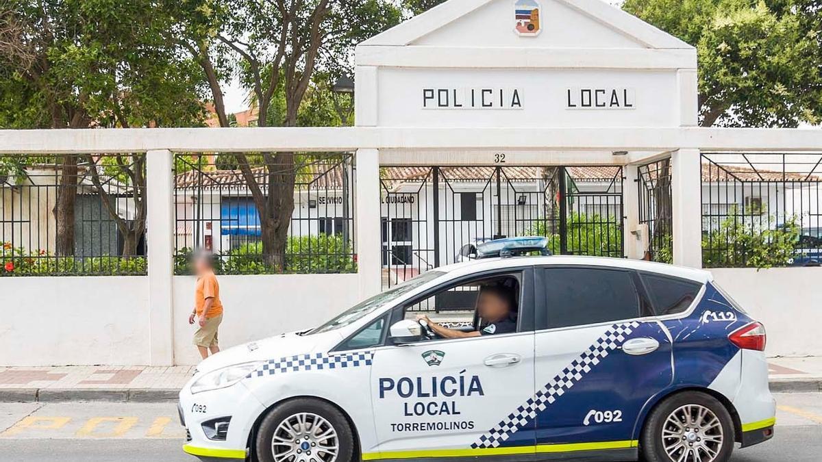 Archivo - Imagen de archivo de un vehículo de la Policía Local de Torremolinos, a las puertas de la Comisaría.