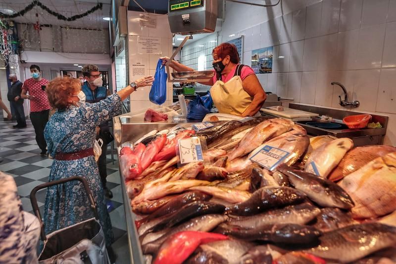 Mercado de Santa Cruz. Compras para la cena de Nochevieja