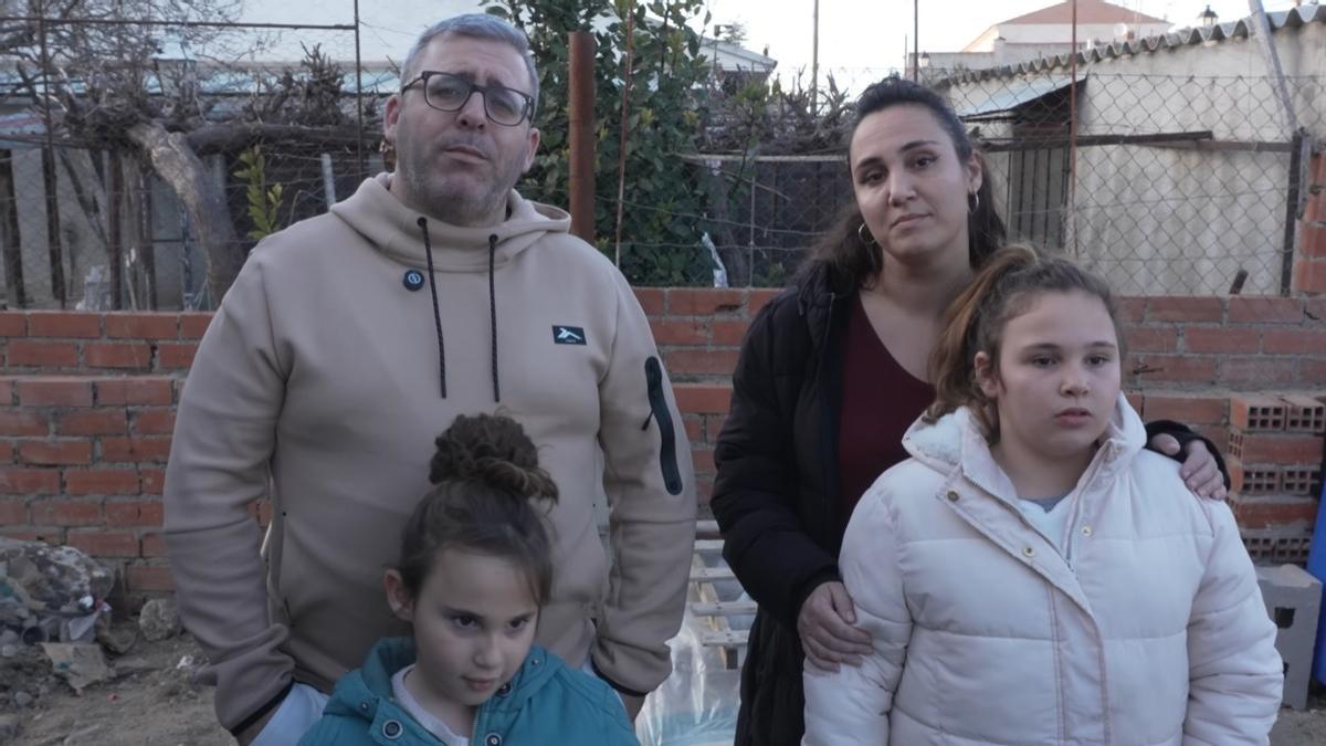 Matías, junto a su familia, en el terreno donde van a construir su nuevo hogar, con contenedores marítimos.