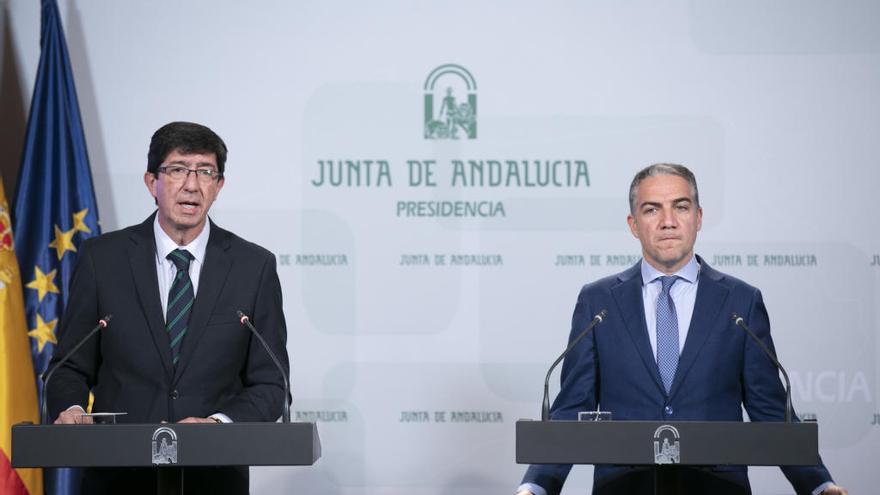 Juan Marín y Elías Bendodo durante la intervención de ambos ayer, tras el Consejo de Gobierno.