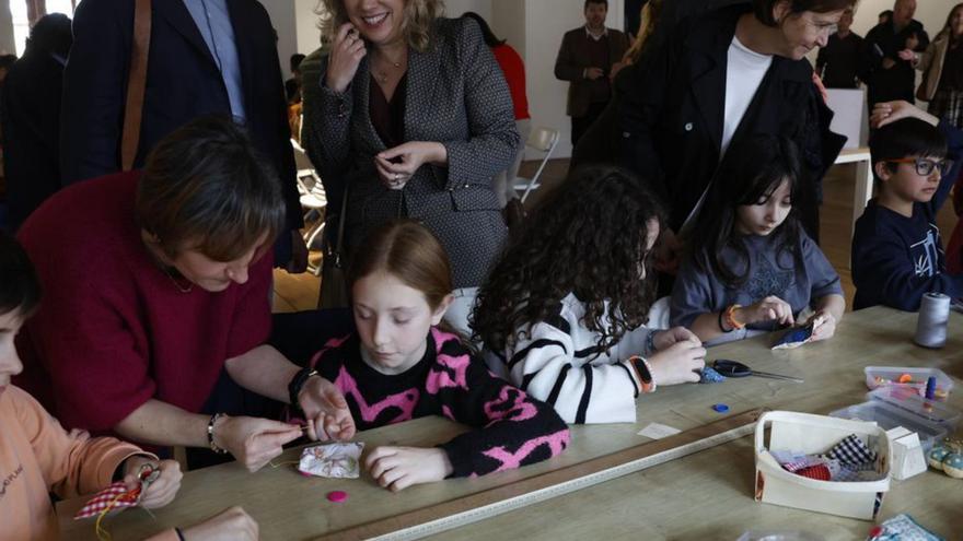 Por la izquierda, Javier Ruiz-Cuevas, Belarmina Díaz y Carmen Moriyón, ayer, en un taller infantil de artesanía en la Escuela de Comercio de Gijón. | ÁNGEL GONZÁLEZ