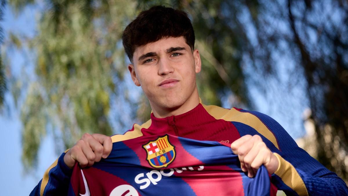 Pau Cubarsí posa con la camiseta del FC Barcelona para SPORT