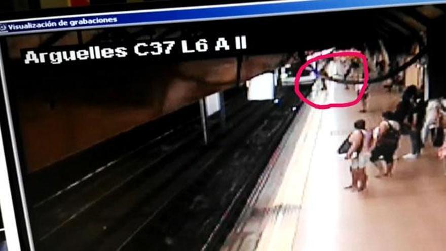 Detenido por empujar al metro de Madrid a un joven, que está herido leve