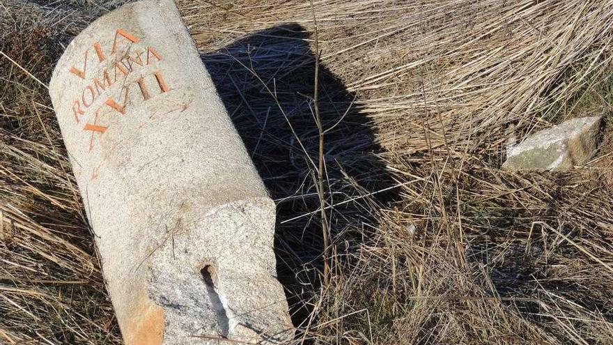 Aspecto que presentaba en la mañana de ayer el hito señalizador de la calzada romana en Brime de Sog.