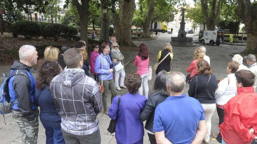 Un grupo de turistas pasea por la plaza de Azcárraga de A Coruña.