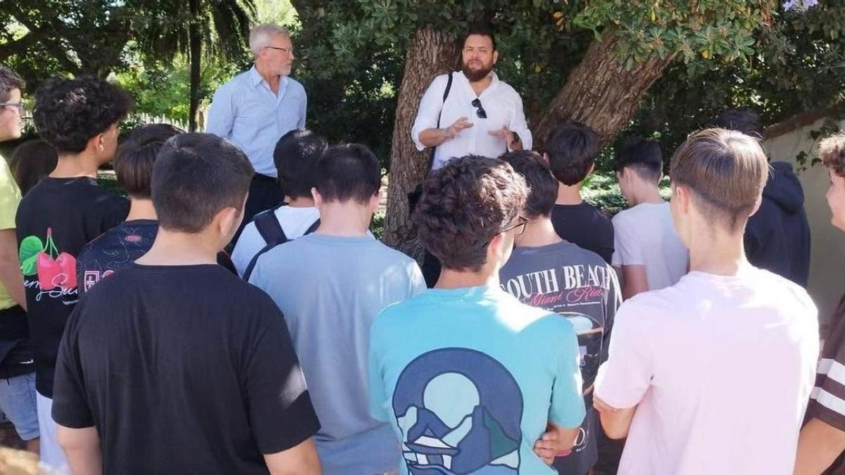 Pedro Bastante, de Churriana Histórica, en un momento de la charla al alumnado del IES Jacaranda, en La Cónsula.