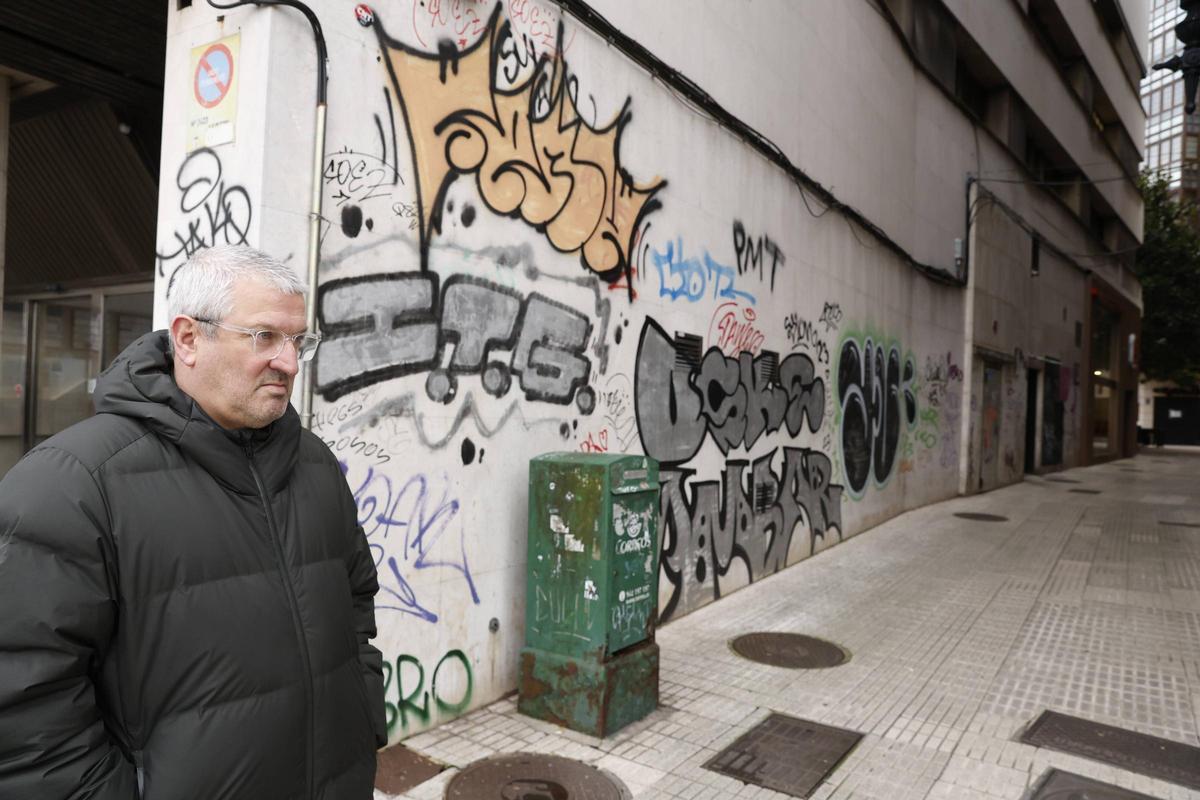 Los vecinos de Gijón piden multas "ejemplares" y concienciación para combatir las pintadas callejeras (en imágenes)