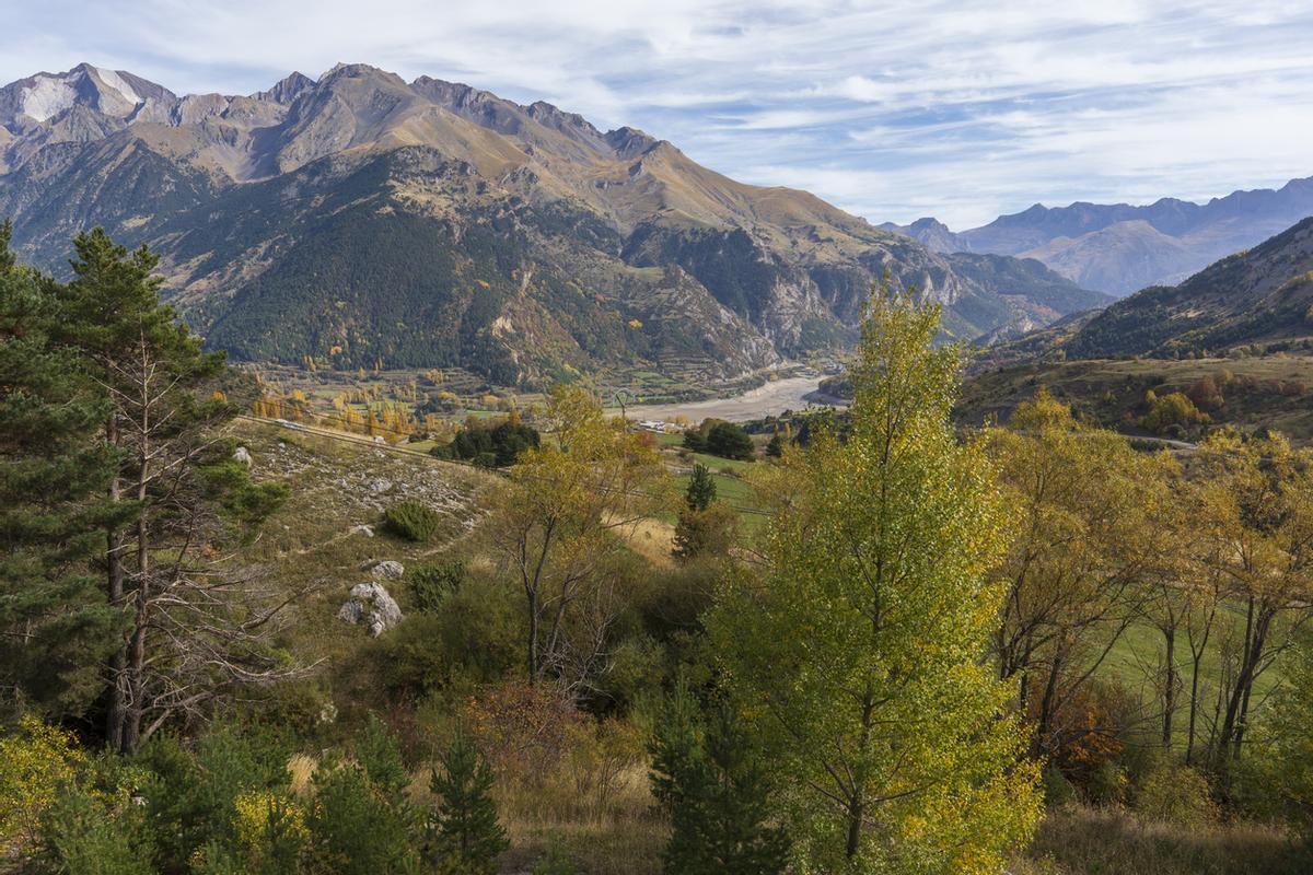 Sallent de Gallego y el embalse vacío de Lanuza desde Formigal en Huesca