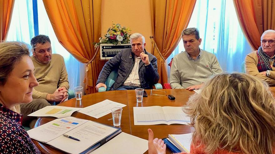 Por la izquierda, Lydia Espina, Julio García, Marcelino Martínez, José Ramón Martín Ardines y Miguel Fernández, en la reunión mantenida ayer sábado en Laviana. | LNE