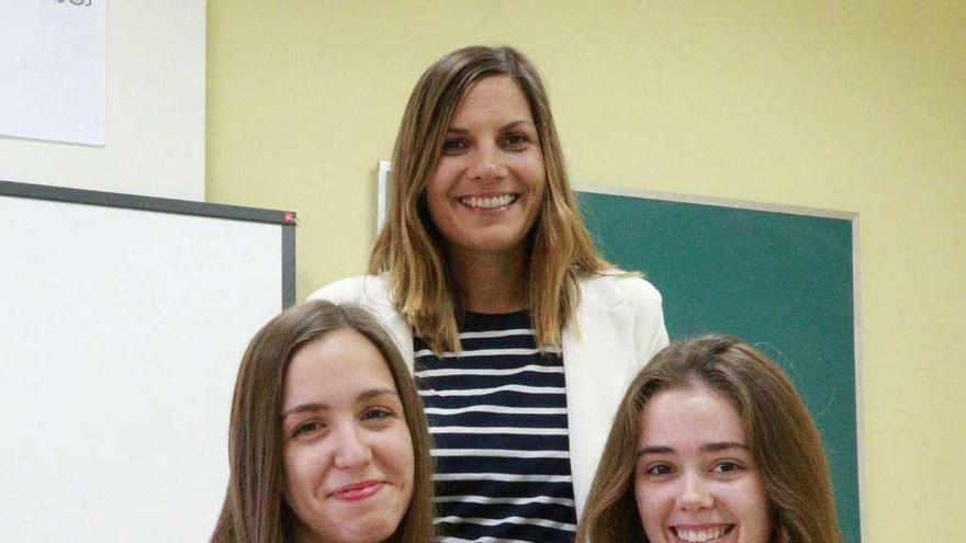 Sara Gutiérrez (izquierda) y Alba Moreno, a los lados de su profesora Beatriz San Cipriano.