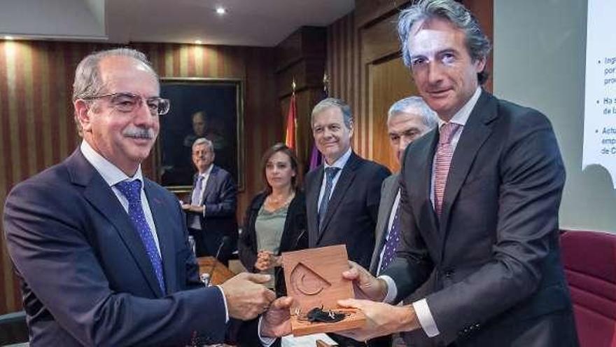 Couceiro recoge la medalla de manos de Íñigo de la Serna.