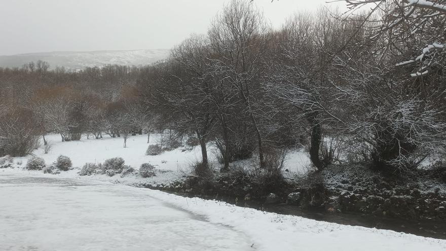 La doble cara de la nieve en Sanabria: estampas de postal pero peligro en estas carreteras