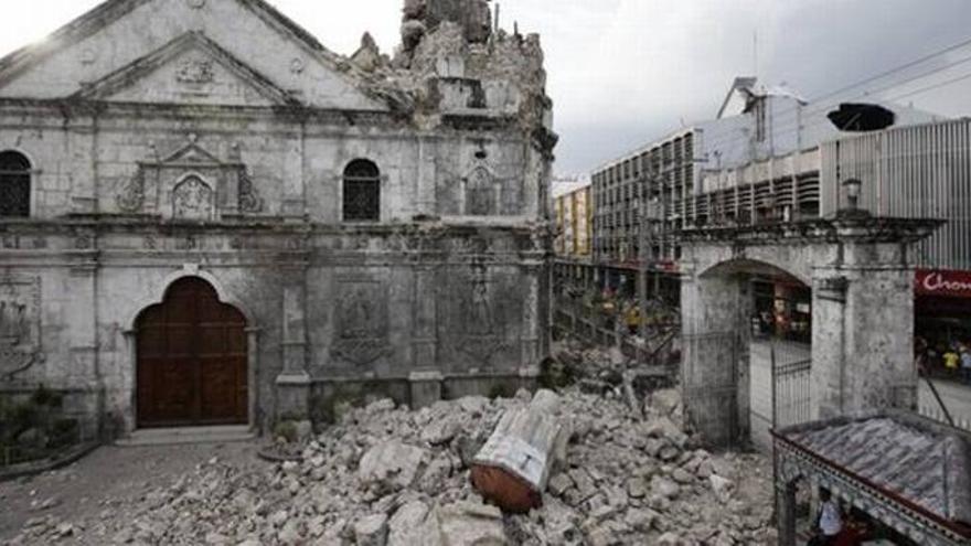 Ascienden a casi un centenar las víctimas mortales del terremoto de Filipinas