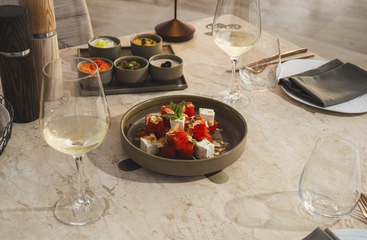 Uno de los platos clásicos contemporáneos es la ensalada de sandía y queso feta DOP Epiros.