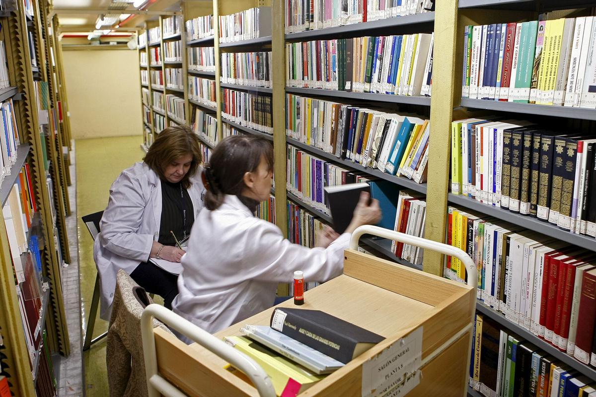 Dos trabajadoras de una biblioteca.