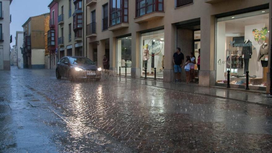 Policía Municipal y Bomberos intervinieron en 28 incidentes en poco más de una hora por la lluvia