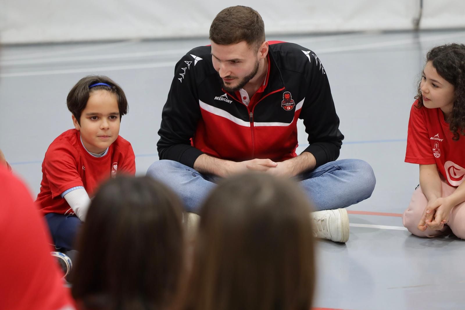En imágenes | Visita del Casademont Zaragoza al Colegio Tenerías