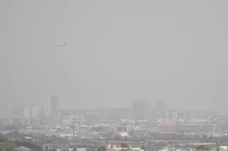 Una densa nube de polvo sahariano cubre València