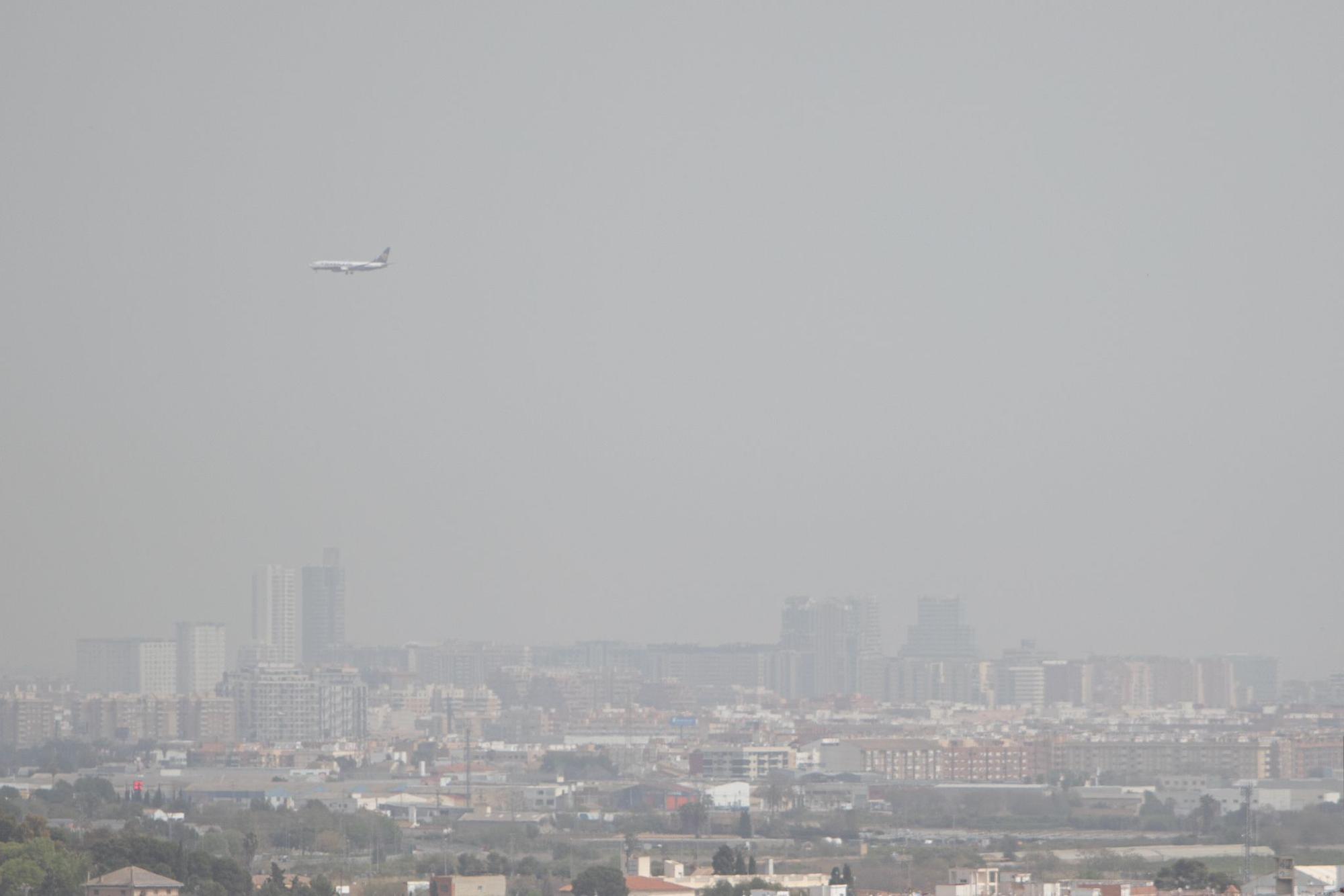 Una densa nube de polvo sahariano cubre València