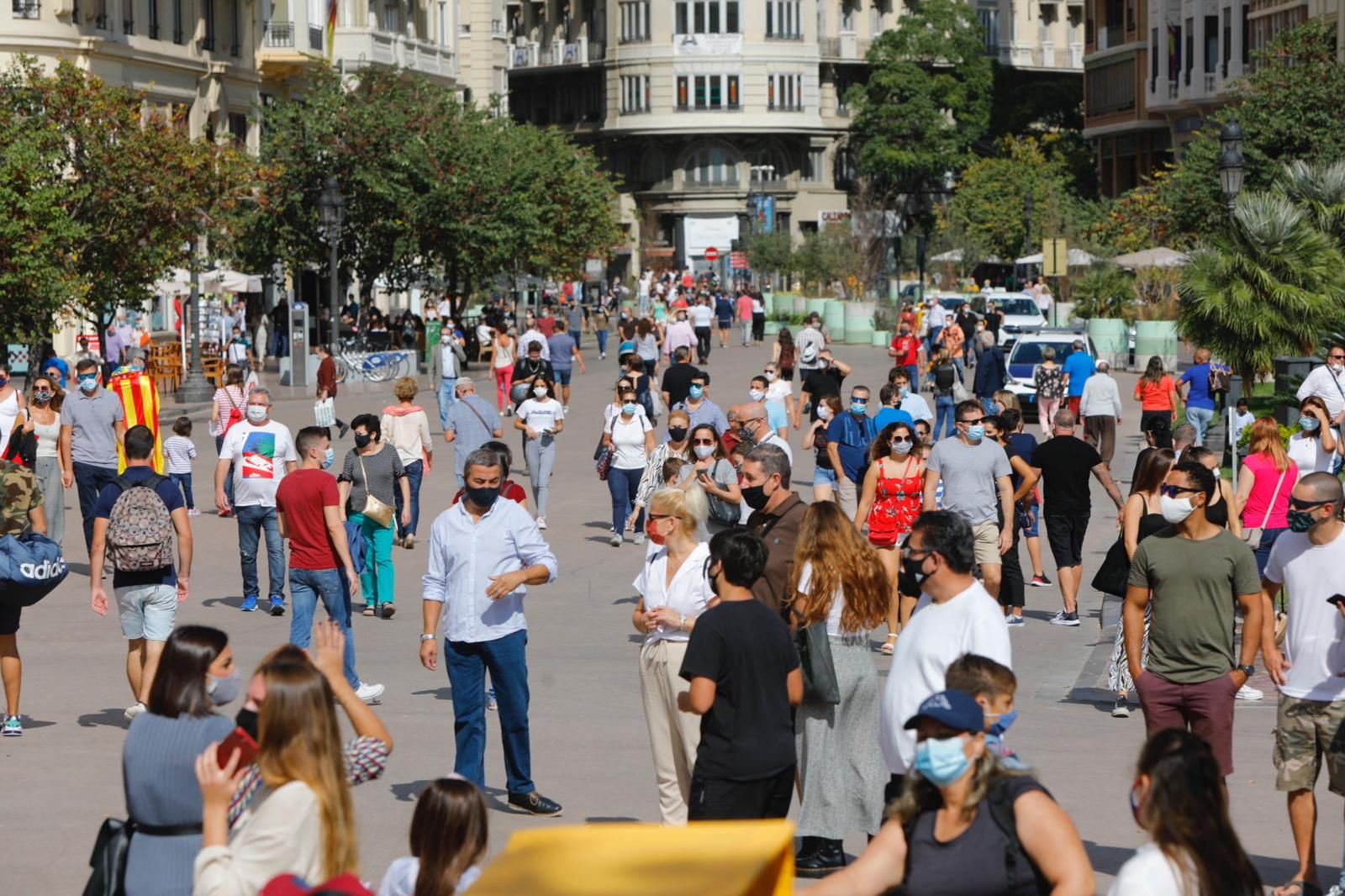 Adelantan la mascletà del 9 d'Octubre ante la aglomeración de gente en la plaza del Ayuntamiento