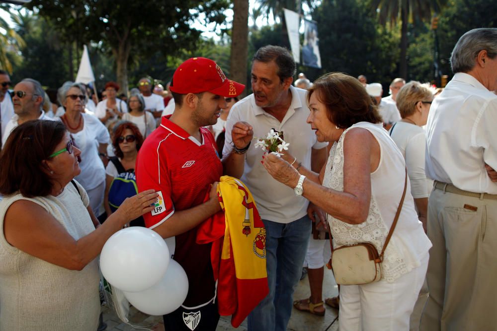 Concentración en Málaga por el diálogo entre el Gobierno y a la Generalitat