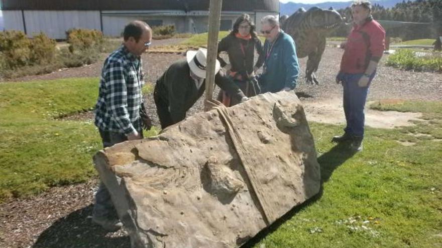 Javier Martínez, Celso Martínez, Laura Piñuela, José Carlos García-Ramos y Fernando Llera, con la piedra.