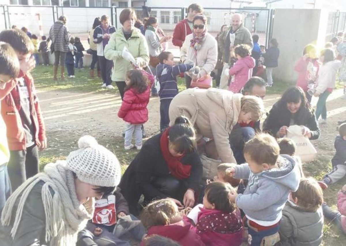 Los escolares en las inmediaciones del colegio con los cucuruchos.