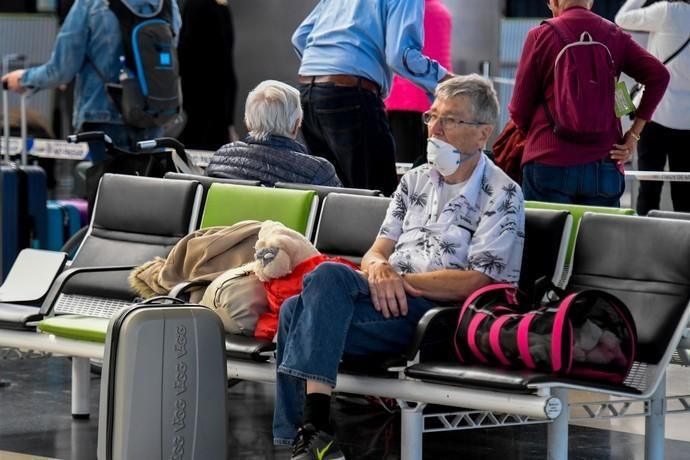 26-03-20  GRAN CANARIA. AEROPUERTO DE GRAN CANARIA. INGENIO TELDE. . Efecto del Covid-19 en el Aeropuerto de Gran Canaria, plataforma de aparcamiento de aviones vacía, últimos turistas y últimos en llegar.  Fotos: Juan Castro.