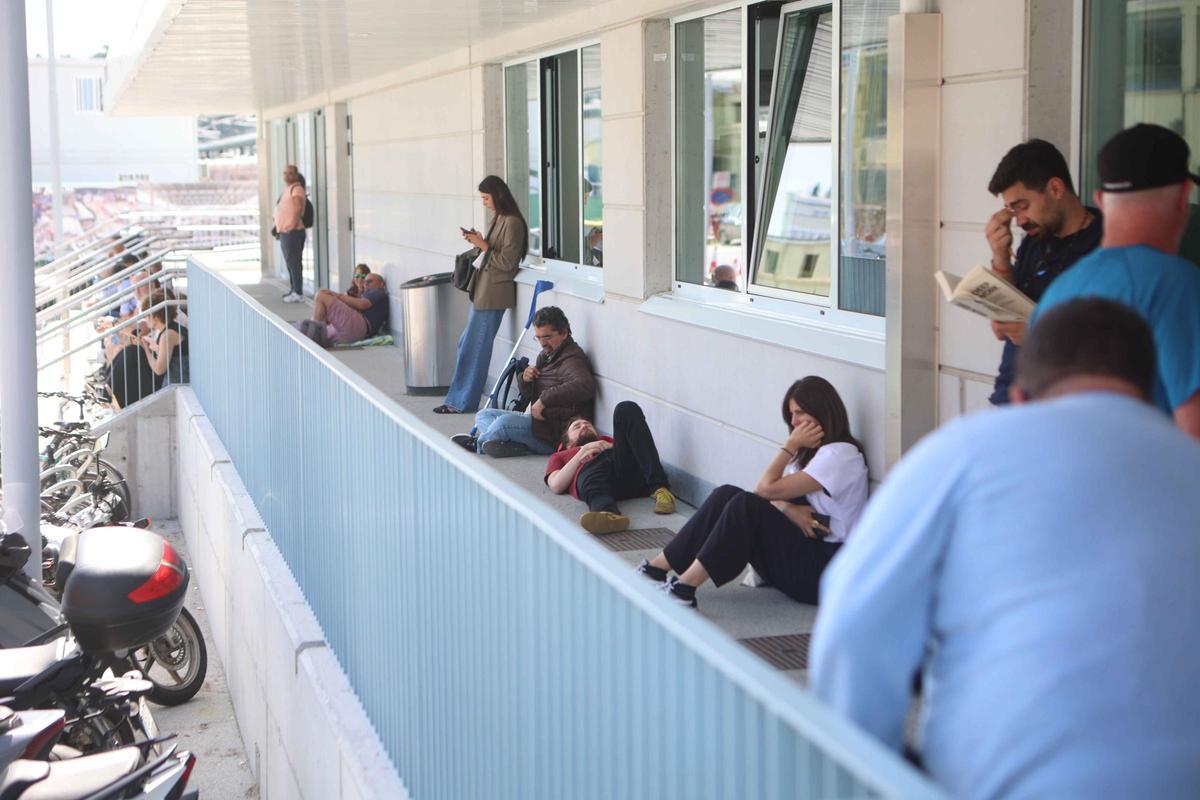Gente en la puerta de la Estación Provisional de A Coruña