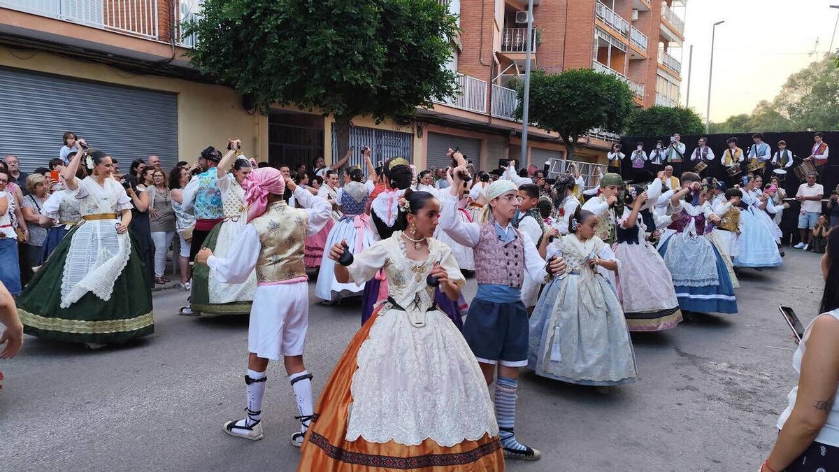 Gran dansà de Burjassot al compás de la Colla de Dolçaines i Percussió del Centre Artístic de Moncada.