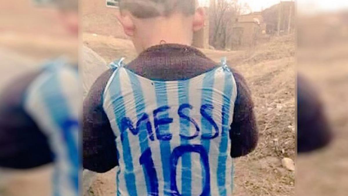 Esta es la imagen del niño y su peculiar camiseta