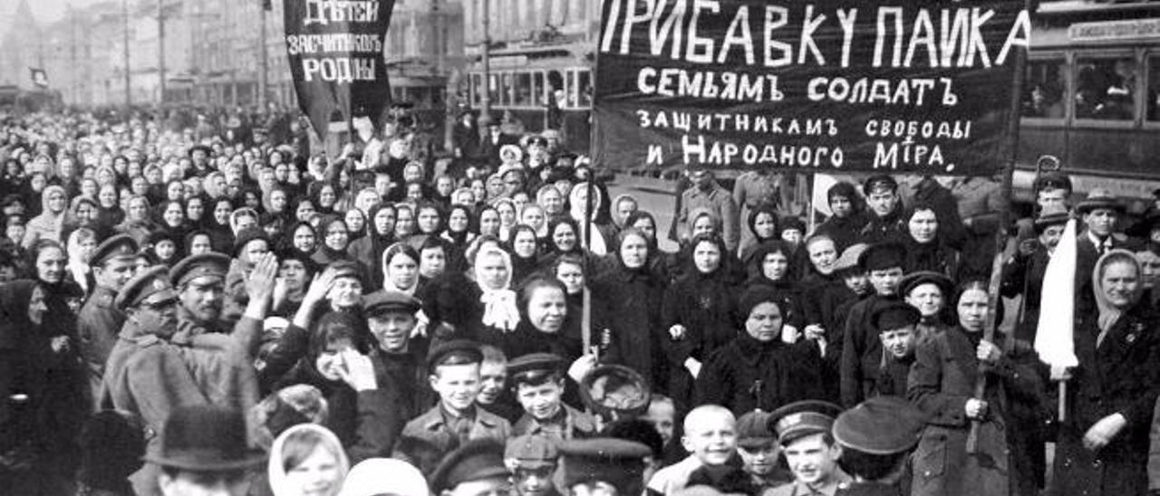 Manifestación contra la guerra de obreros de la fábrica de Putilov. Petrogrado, dos diciembre de 1917.