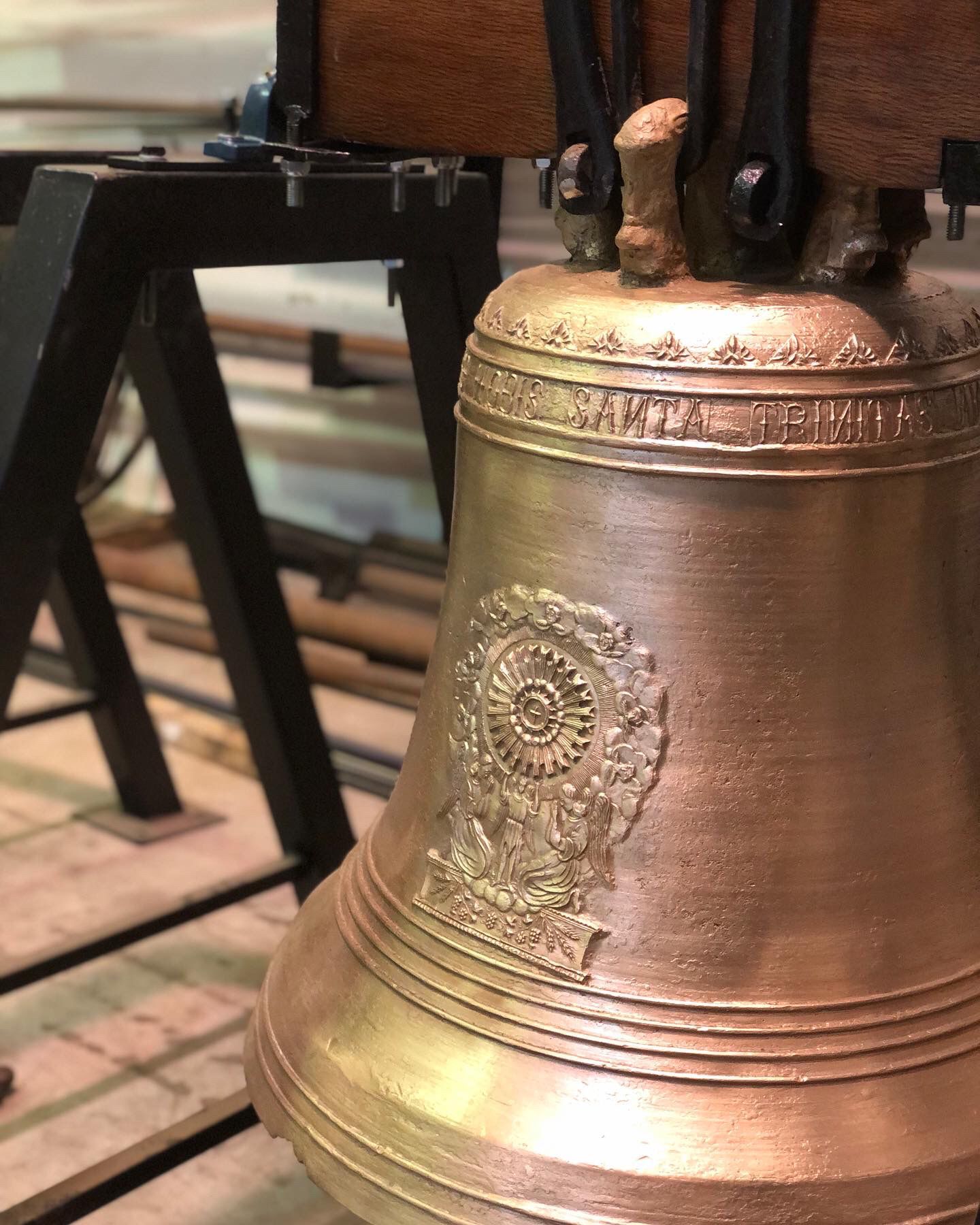 Hallan dos bolas de cañón escondidas en una campana de una parroquia valenciana