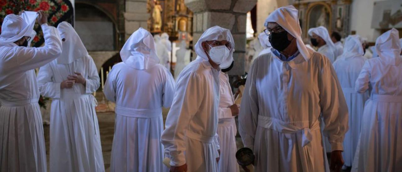 Bercianos de Aliste conmemora el Viernes Santo con la marcha hacia el Calvario de los penitentes. | Emilio Fraile