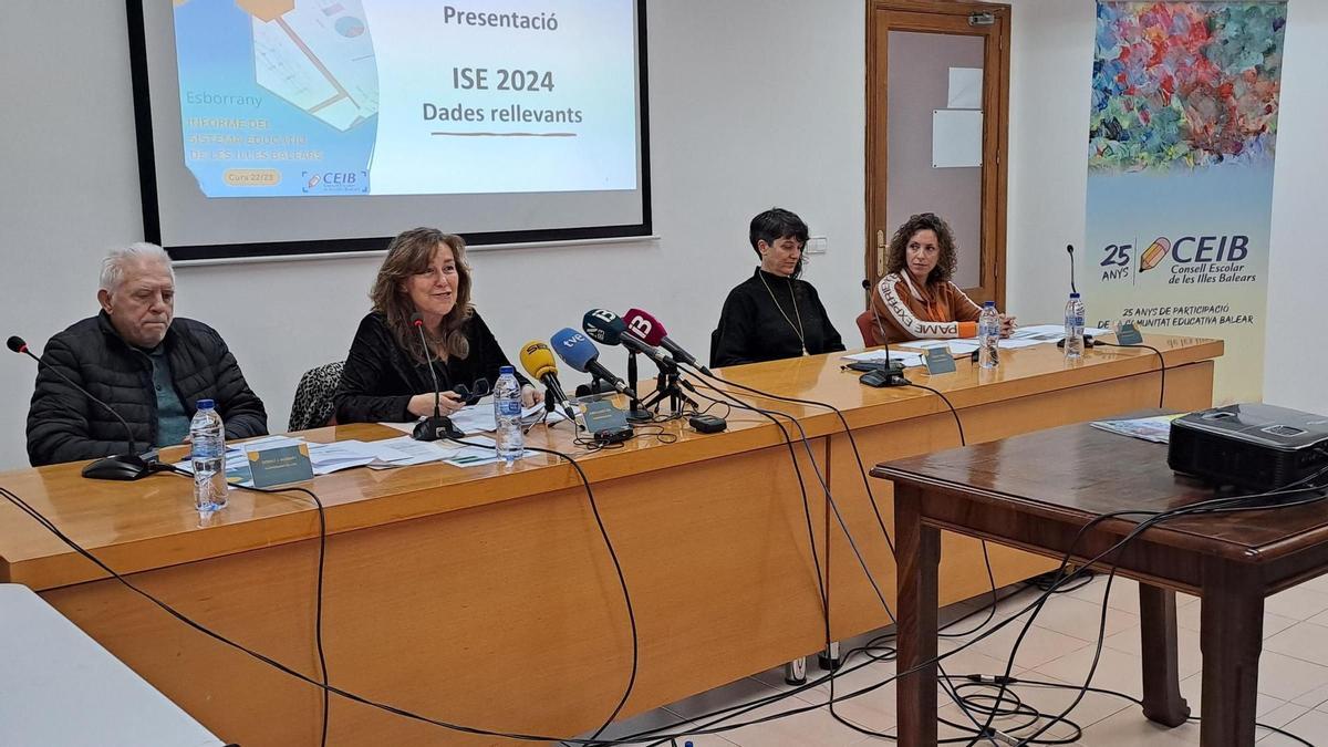 Representantes del Consell Escolar en la presentación de su informe sobre el sistema educativo