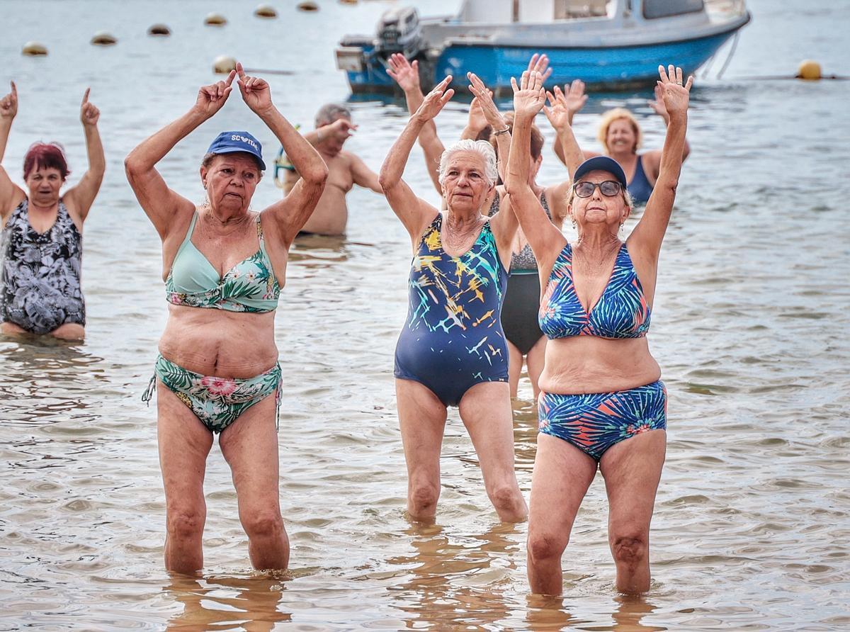 Los mayores van a la playa de Las Teresitas con Santa Cruz Vital