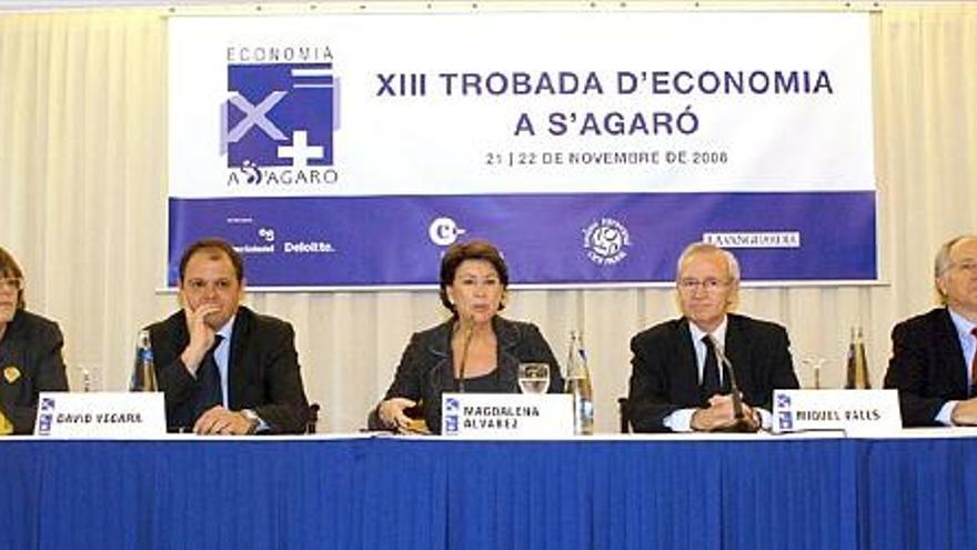 Anna Ballbetó, David Vegara, Magdalena Álvarez, Miquel Valls i Joan Maria Nin es dirigeixen als assistents en la clausura de la Trobada d&#039;Economia.