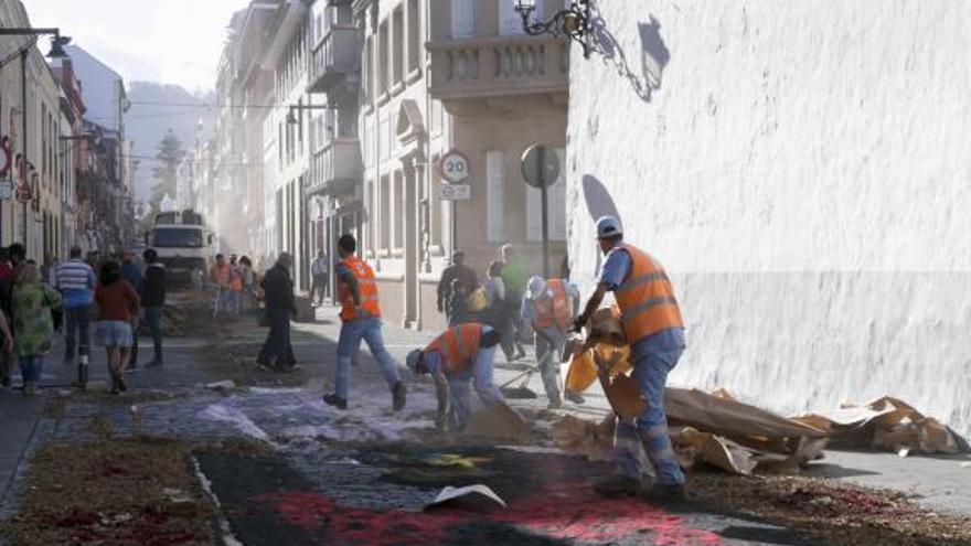 Operarios de Urbaser trabajando en la limpieza de las alfombras del Corpus Christi lagunero | | E.D.