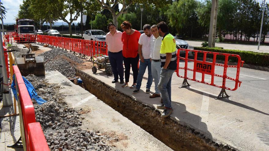 Las autoridades municipales, durante una visita a las obras en el barrio de Can López.