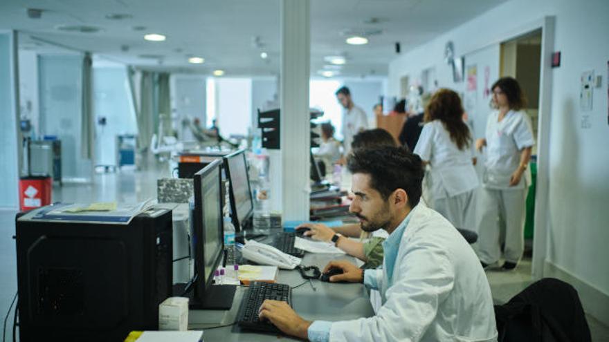 Profesionales del Hospital Universitario de Canarias (HUC) trabajando.